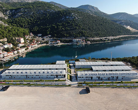 Camp de construction du projet du pont de Pelješac de China Road and Bridge en Croatie