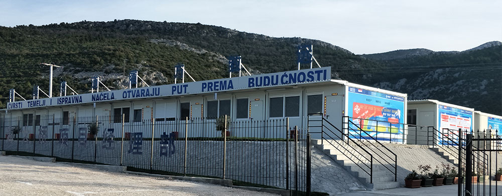 Camp de construction du projet du pont de Pelješac de China Road and Bridge en Croatie