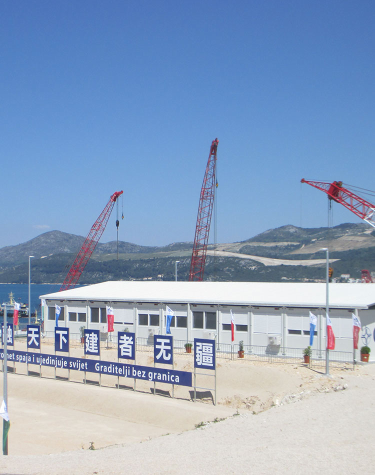 Camp de construction du projet du pont de Pelješac de China Road and Bridge en Croatie